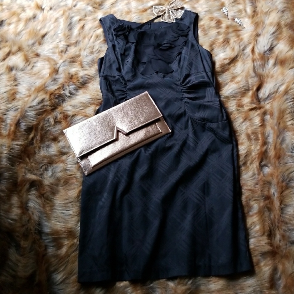 Black detailed dress LBD